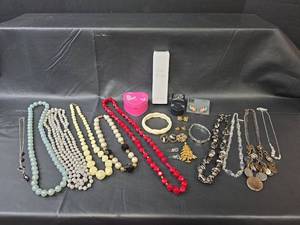 lot 619 image: Mixed Costume Jewelry Collection