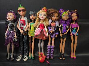 lot 628 image: Monster High Doll Collection