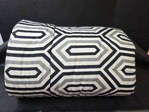 lot 630 image: Modern Geometric Full Size Comforter
