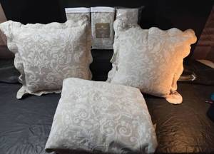 lot 631 image: Full Size Royal Velvet White Damask Bed Spread, 2 Throw Pillows, and 3 Valance Set
