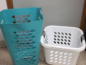 lot 635 image: Plastic Laundry Basket Set - Turquoise and White