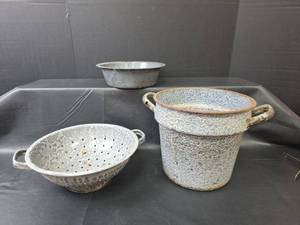 lot 643 image: Vintage Grey Graniteware
