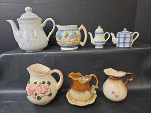 lot 646 image: Teapot Collection