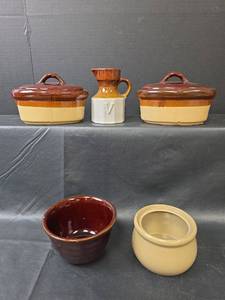 lot 652 image: Stoneware Brown and Cream 1 Quart Covered Casserole Dishes and More