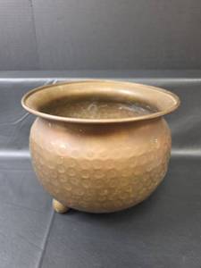 lot 654 image: Vintage Hammered Copper Cauldron Pot