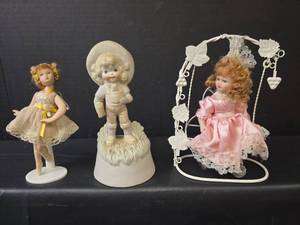 lot 664 image: Decorative Porcelain Doll Collection