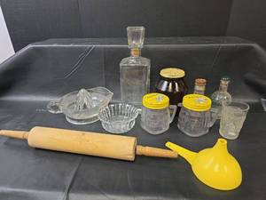 lot 725 image: Kitchen Collectibles Set with Osterizer Jars