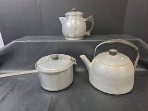 lot 733 image: Aluminum Teapot and Kettle Set