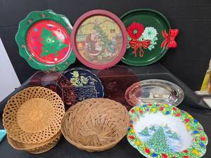 lot 763 image: Holiday Decorative Plate Collection