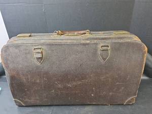 lot 767 image: 1890s The Statler Gladstone Leather Doctor Bag