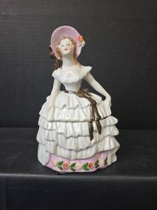 lot 774 image: Vintage 1930s Southern Belle Porcelain TrinketVanity Box