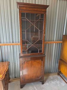 lot 13 image: Georgian Style Mahogany Bookcase with Glass Doors and Key