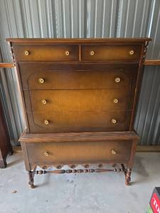Traditional Maple Wood Chest of Drawers with Turned Legs