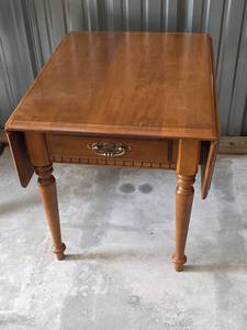 lot 16 image: Ethan Allen Maple Accent Table with Drawer