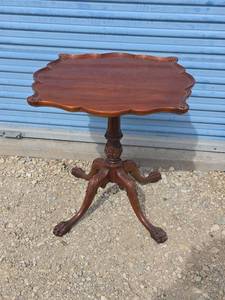 lot 18 image: Imperial Carved Mahogany Pedestal Table