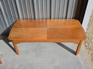lot 43 image: Riverside Furniture Coffee Table Model 6402