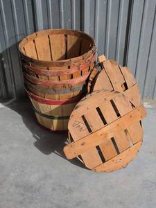 lot 45 image: 5 Large Bushel Baskets and 3 Lids