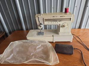 lot 51 image: Singer Stylist 533 Sewing Machine Untested