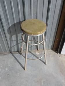 lot 53 image: Mid-Century Industrial Bar Stool 26in