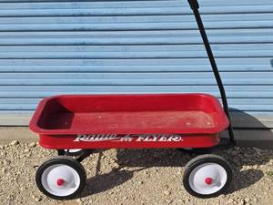 lot 69 image: Radio Flyer Classic Red Wagon