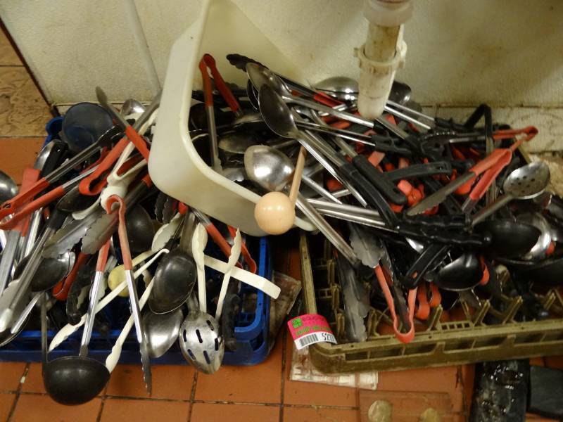 lot 5227 image: Large Lot of Utensils