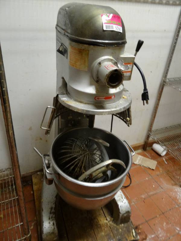 lot 5260 image: Anvil 30 Quart Mixer With 3 Attachments