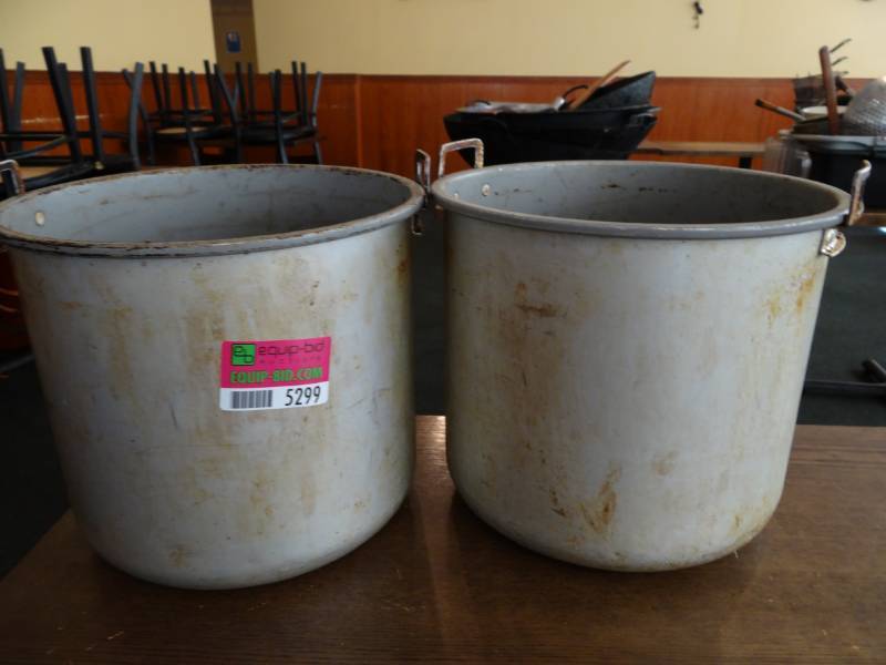 lot 5299 image: Lot of 2 Large Aluminum Pots