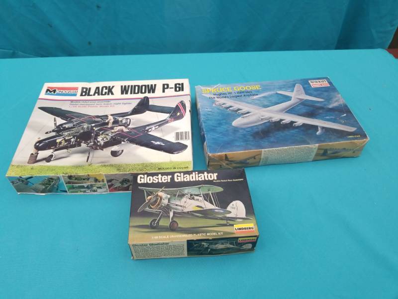 lot 8009 image: Lot of Vintage Model Airplanes