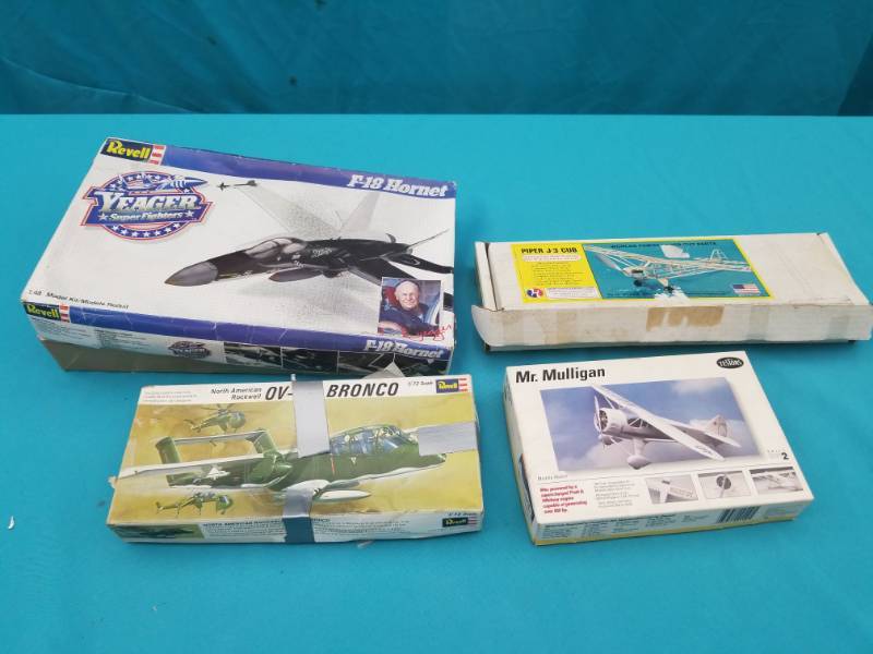 lot 8010 image: Lot of 4 Vintage Aircraft Models