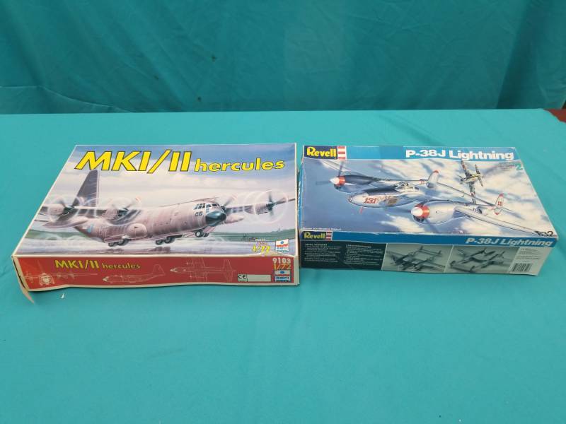 lot 8011 image: Lot of Vintage Model Airplanes