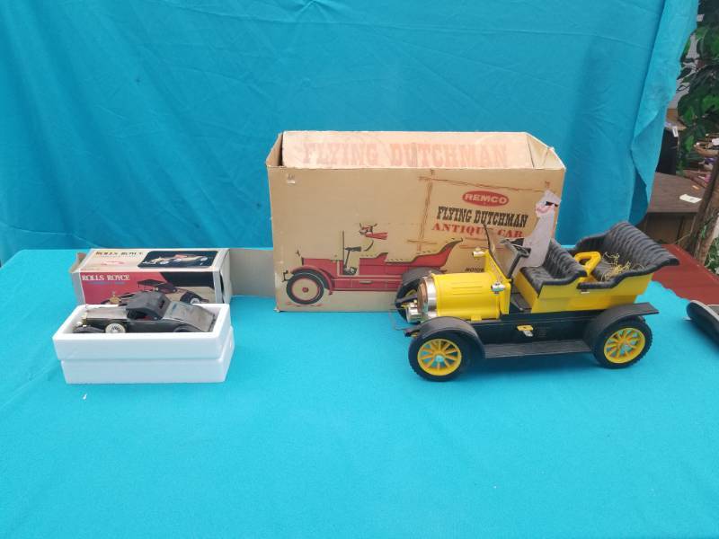 lot 8013 image: Rolls Royce and Flying Dutchman Die Cast Car Lot