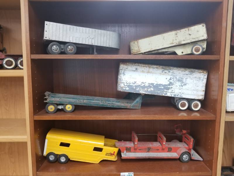 lot 8019 image: Lot of Tin Toy Truck Trailers