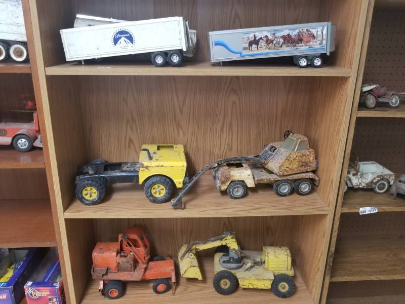 lot 8017 image: Lot of Vintage Tin Trucks and 18-wheelers