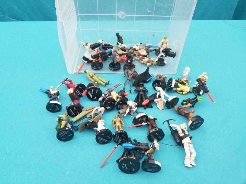 lot 8016 image: Lot of Action Figures
