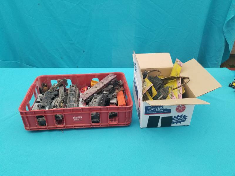 lot 8024 image: Lot of Trains