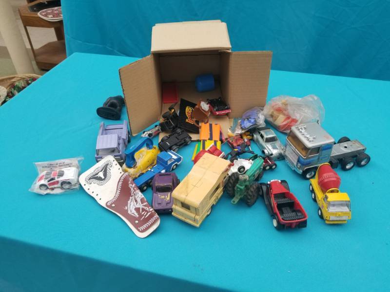 lot 8026 image: Lot of Vintage Toys