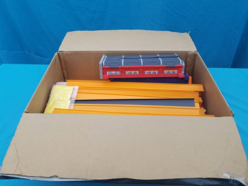 lot 8027 image: Hot Wheels Racecar Track