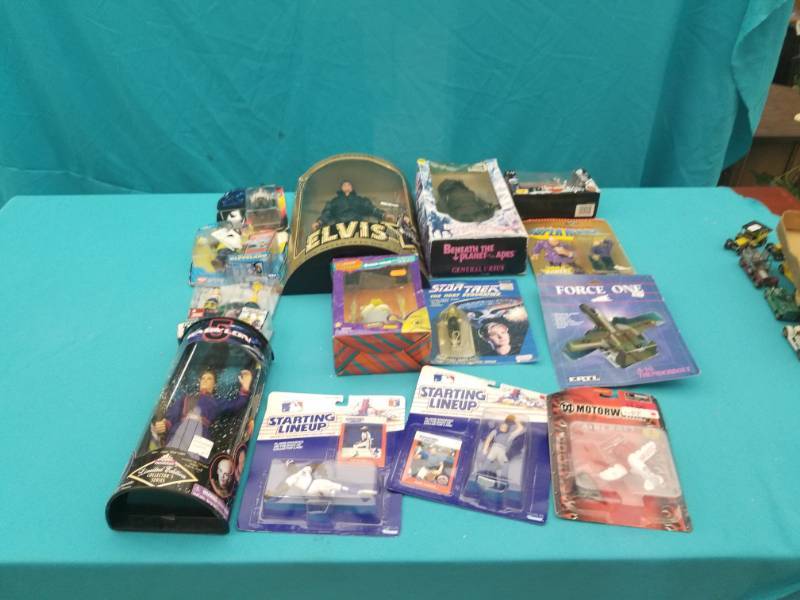 lot 8030 image: Variety of Vintage Memorabilia Figurines