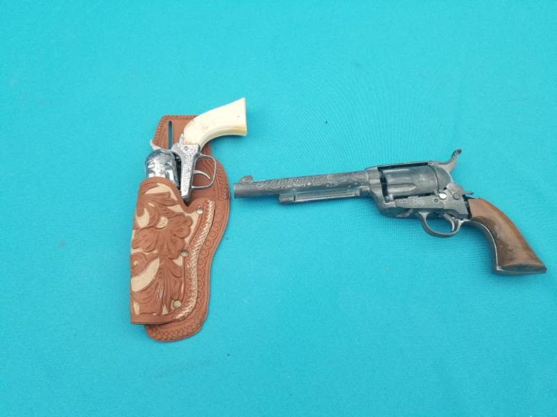 lot 8035 image: Vintage Revolver Toy Pistols