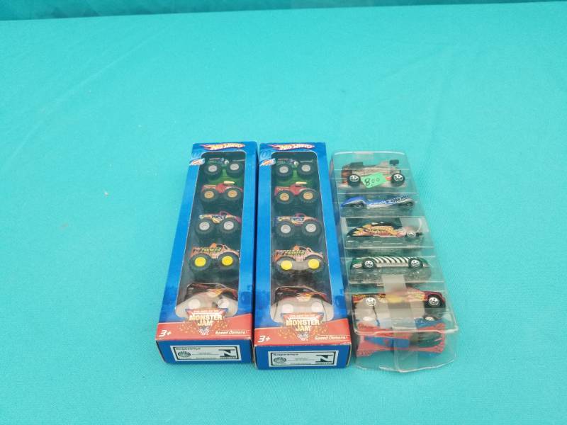 lot 8154 image: Lot of Hot Wheels Cars