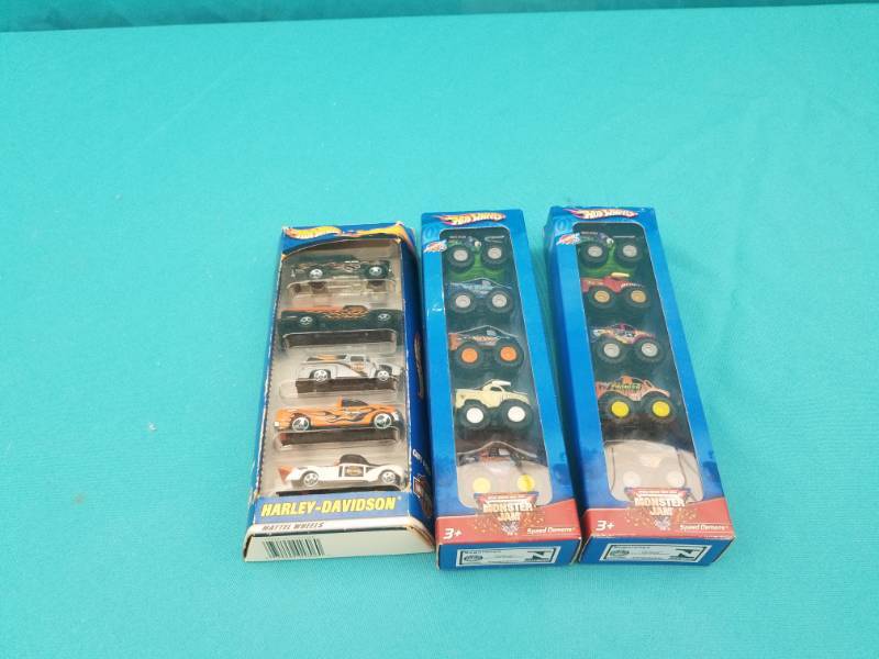 lot 8155 image: Lot of Hotwheel Cars