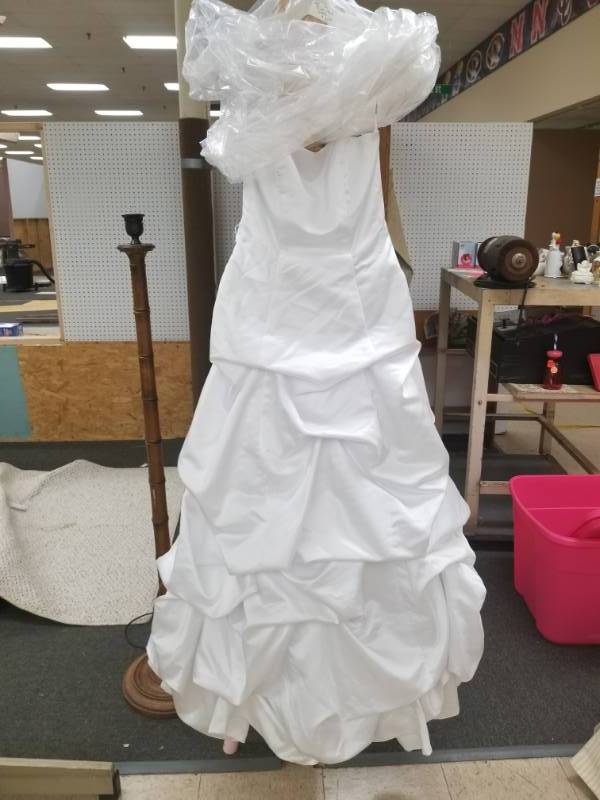 lot 8158 image: Davids Bridal Size 4 Wedding Dress