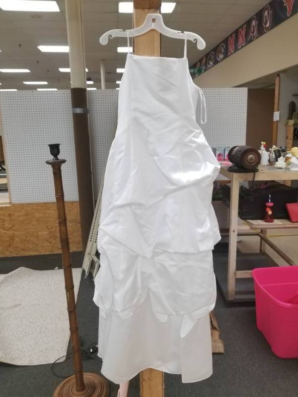 lot 8159 image: Davids Bridal Wedding Dress Size 12