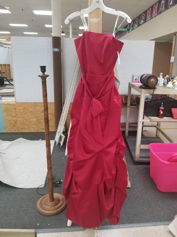 lot 8160 image: Davids Bridal Dress Size 2