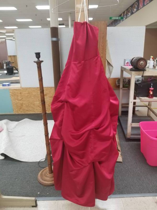 lot 8161 image: Davids Bridal Dress Size 6