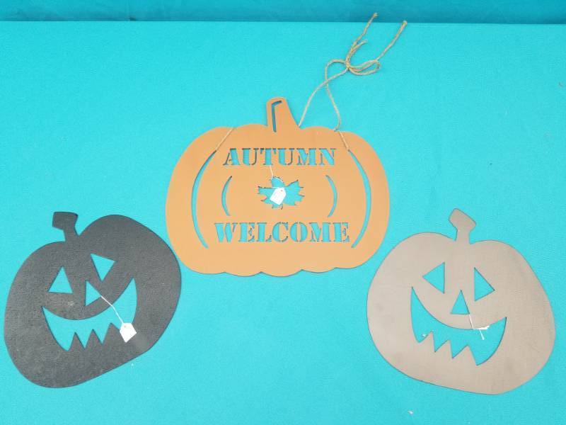 lot 8102 image: Lot of Metal Halloween Pumpkin Decor