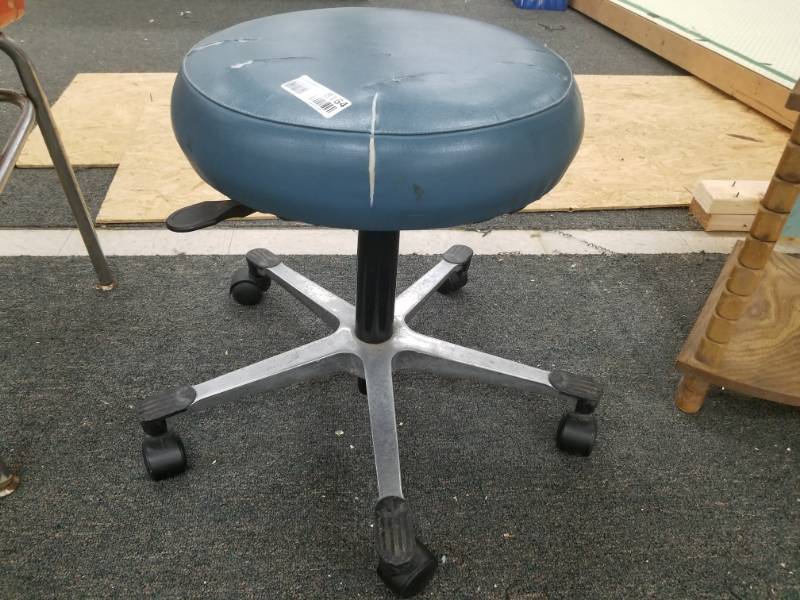 lot 8164 image: Blue Stool on Wheels