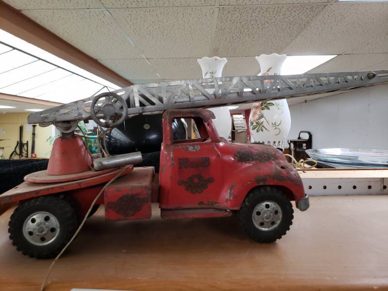lot 8062 image: Antique Crane Truck
