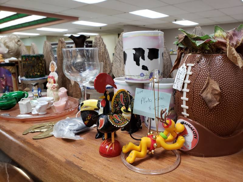 lot 8051 image: Lot of Home Decor Glassware