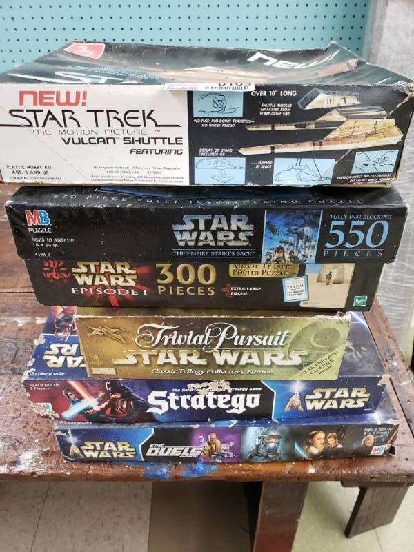 lot 8109 image: Mega Lot of Starwars Board Games and Puzzles